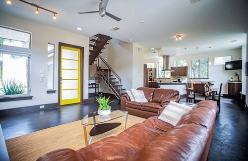 Central East Austin House | Charming Modern Home - Close to everything DT, UT!