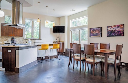 Central East Austin House | Charming Modern Home - Close to everything DT, UT!