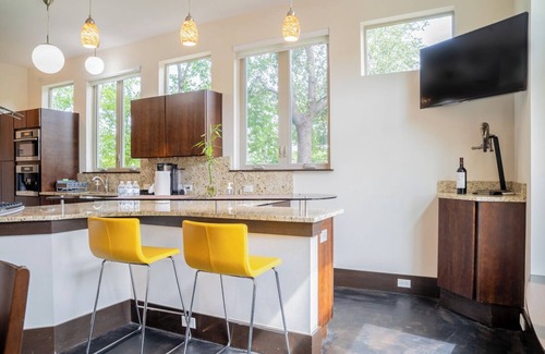Central East Austin House | Charming Modern Home - Close to everything DT, UT!