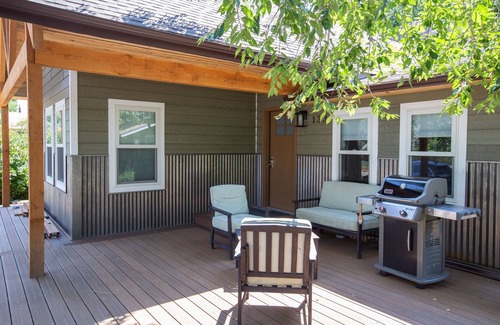 Lander House | Charming Modern Home with Loft and Outdoor Deck