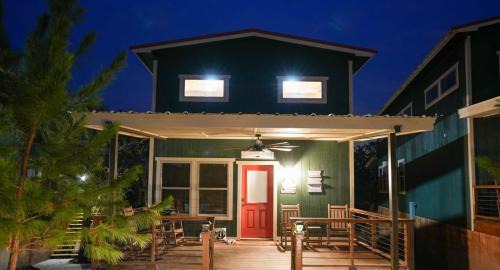 Bridgeport House | Charming Modern Lux Cabin Hot Tub FirePit Games