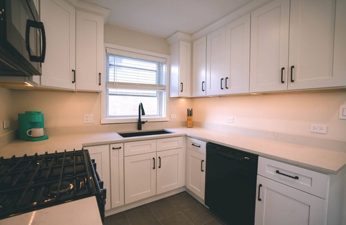 Elmhurst House | Charming ModernRetro Home!