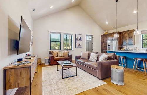 Cle Elum House | Charming new-build mountain retreat with panoramic views, gas fire table, trails