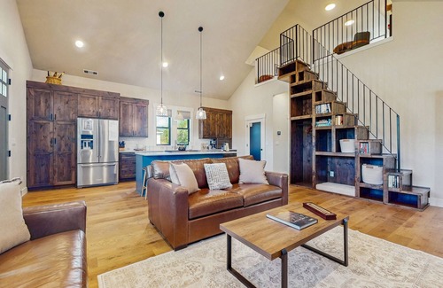 Cle Elum House | Charming new-build mountain retreat with panoramic views, gas fire table, trails