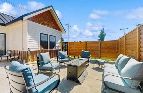 Cle Elum House | Charming new-build mountain retreat with panoramic views, gas fire table, trails