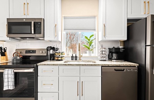 Roseville Apartment | Charming New Unit in the Heart of Roseville