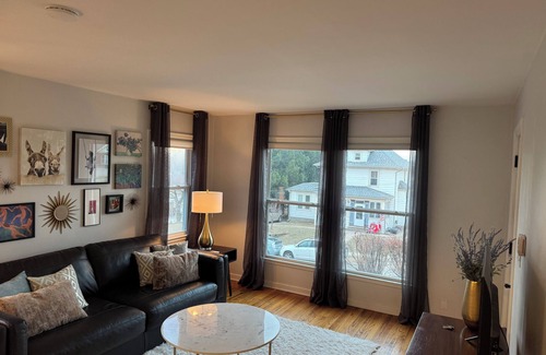 Joslyn Castle Apartment | Charming newly furnished Midtown colonial near UNMC