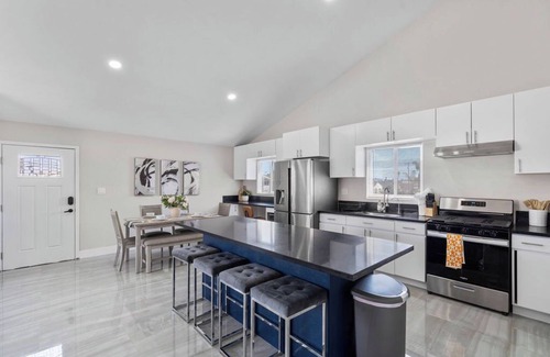 Garfield Apartment | Charming Newly Remodeled 2-bedroom with Balcony in fantastic Huntington Beach