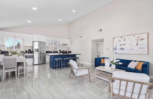 Garfield Apartment | Charming Newly Remodeled 2-bedroom with Balcony in fantastic Huntington Beach