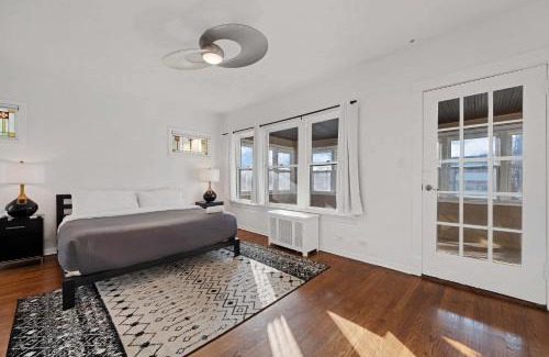 Oak Park House | Charming Oak Park 4BD 3,5BA and 2 Private Parking home