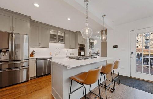 Oak Park House | Charming Oak Park 4BD 3,5BA and 2 Private Parking home