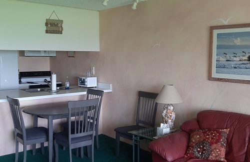 Glenwood House | Charming Oceanfront 2-bedroom townhome with AC, WiFi in superb Ormond by the Sea
