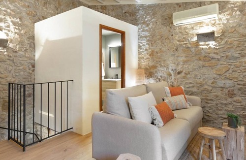 Jafre Cottage | Charming old stone barn. 12kms to Costa Brava beaches