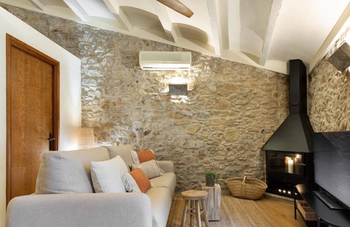 Jafre Cottage | Charming old stone barn. 12kms to Costa Brava beaches