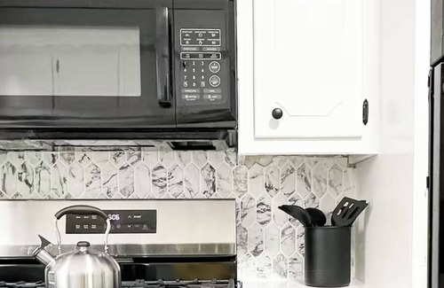 Lawton House | Charming Olive Home 3-bedroom house with AC, fitness room, WiFi in lovely Lawton