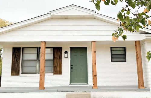 Lawton House | Charming Olive Home 3-bedroom house with AC, fitness room, WiFi in lovely Lawton