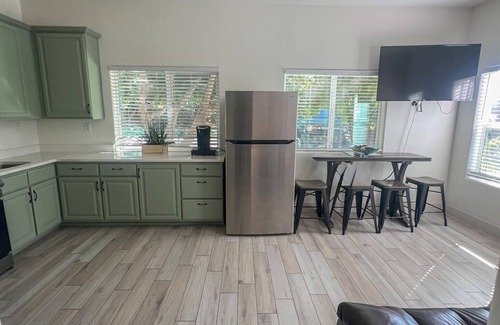 Eagle Pass Apartment | Charming one-bedroom 1.5-bath guesthouse with fully equipped kitchen in Glendale
