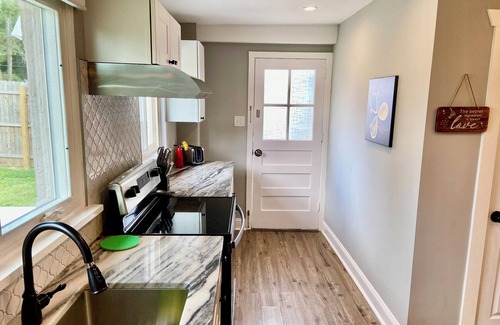 Broomall House | Charming one-level retreat near Philly with private yard, kid/pet friendly