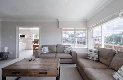 Greenlane - Ellerslie House | Charming One Tree Hill House by Furnished Rentals