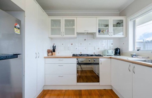 Greenlane - Ellerslie House | Charming One Tree Hill House by Furnished Rentals