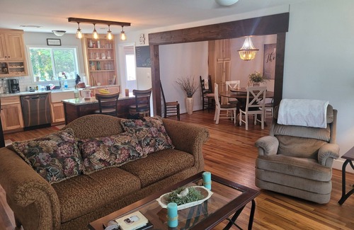 McDonough House | Charming open floor plan 3-bedroom house for a comfortable getaway