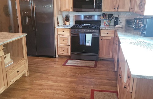 McDonough House | Charming open floor plan 3-bedroom house for a comfortable getaway