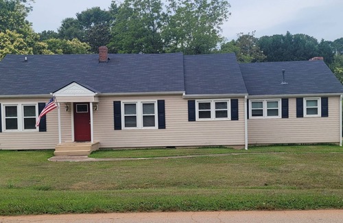 McDonough House | Charming open floor plan 3-bedroom house for a comfortable getaway