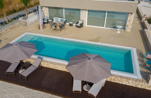 Scicli Apartment | Charming outbuilding with swimming pool in a private villa