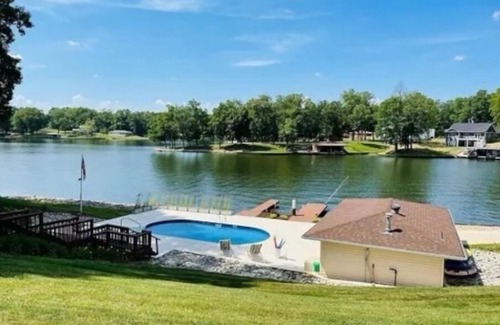 Effingham Cottage | Charming Panoramic Lake House WITH POOL on Lake Sara