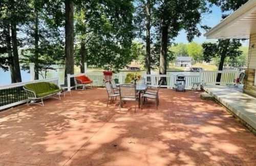 Effingham Cottage | Charming Panoramic Lake House WITH POOL on Lake Sara