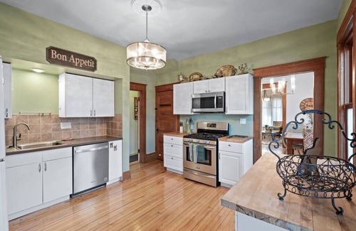 St. Paul House | Charming Parisian Retreat in St. Paul: 4BR/2 bath