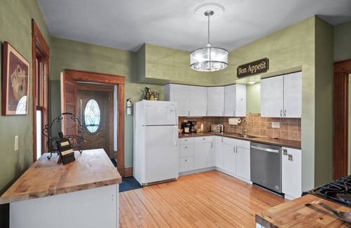 St. Paul House | Charming Parisian Retreat in St. Paul: 4BR/2 bath