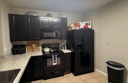 Balm House | Charming & Peaceful 3-Bedroom Townhome with Lakeview & Amenities