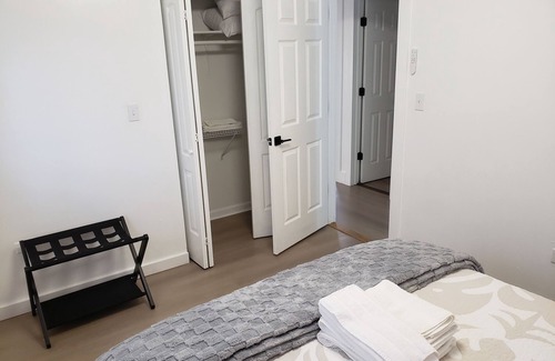 Evanston Apartment | Charming & peaceful 3-bdr Apt with private prkng, near down town Evanston & NWU
