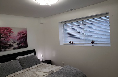 Evanston Apartment | Charming & peaceful 3-bdr Apt with private prkng, near down town Evanston & NWU