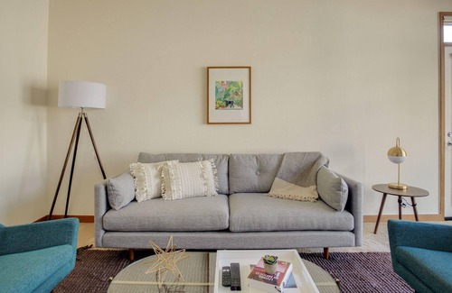 Russian Hill Apartment | Charming Pet-Friendly 2BR in Russian Hill
