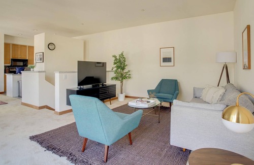 Russian Hill Apartment | Charming Pet-Friendly 2BR in Russian Hill