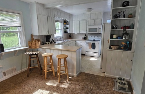 Blacksburg House | Charming, pet friendly 4-bedroom house, close to VT and downtown Blacksburg.