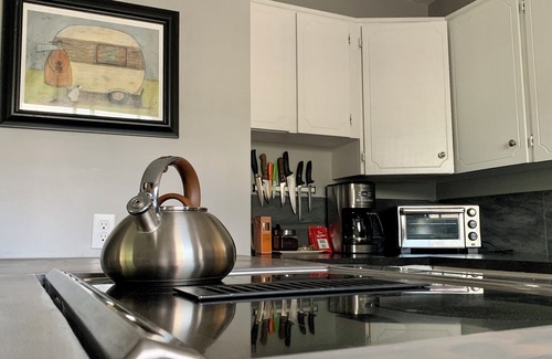 Canoe House | Charming pet friendly 2-bedroom family home in Canoe with WiFi and AC 🏳️‍🌈🏳️‍⚧️🇺🇦☮️