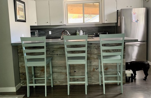 Canoe House | Charming pet friendly 2-bedroom family home in Canoe with WiFi and AC 🏳️‍🌈🏳️‍⚧️🇺🇦☮️