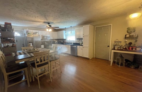 Energy House | Charming pet friendly 3-bedroom 2 Bath house with WiFi, AC in fabulous Energy.
