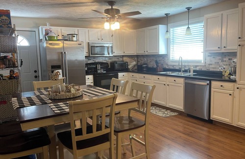 Energy House | Charming pet friendly 3-bedroom 2 Bath house with WiFi, AC in fabulous Energy.