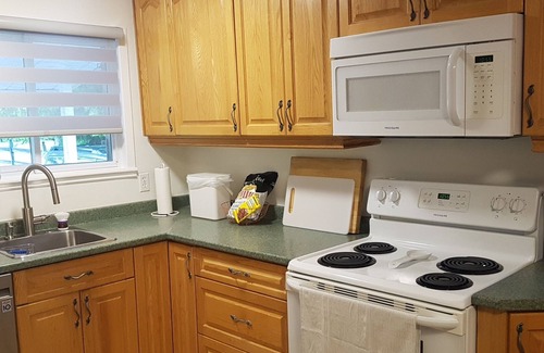 Prince Edward House | Charming Picton Bungalow! Dog friendly! Walk to the Millenium Trail and Main St!