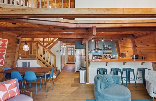 Strawberry Cottage | Charming Pinecrest Cabin w/Private Deck