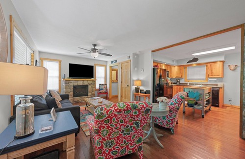 Clarkson House | Charming! Private and cozy Nolin Lake cottage near Mammoth Cave National Park.