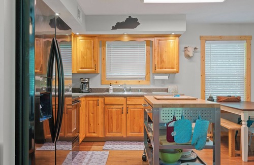 Clarkson House | Charming! Private and cozy Nolin Lake cottage near Mammoth Cave National Park.