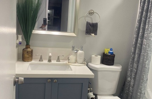 Los Angeles House | Charming private bedroom only/shared bathroom in LA