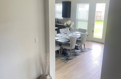 Iowa Colony House | Charming private room with AC and WiFi in quiet peaceful neighborhood