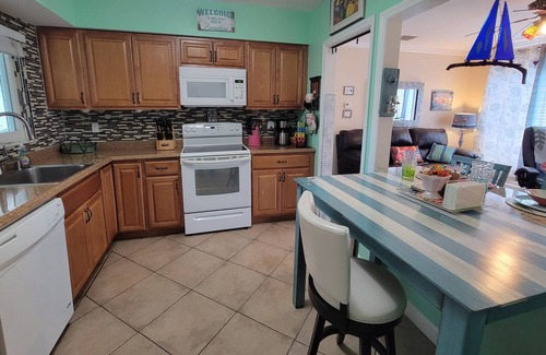 St. Petersburg - Clearwater House | Charming Private 2-Bdrm Suite w Tropical Flair/Kitchen/Laundry/Sunroom/Bus Stop