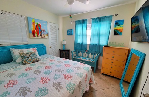 St. Petersburg - Clearwater House | Charming Private 2-Bdrm Suite w Tropical Flair/Kitchen/Laundry/Sunroom/Bus Stop